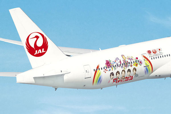 嵐・大野智さんデザインのJAL特別塗装機就航 格納庫でメンバーお披露目