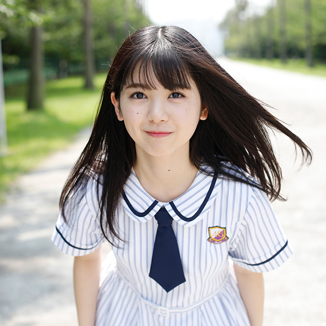 4期生・筒井あやめ、歴代の乃木坂46制服を着用した“制服コレクション