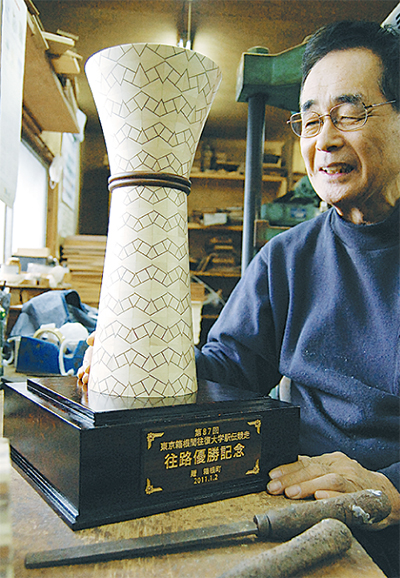 箱根トロフィー完成 モチーフは「混戦」「スカイツリー」 | 神奈川区