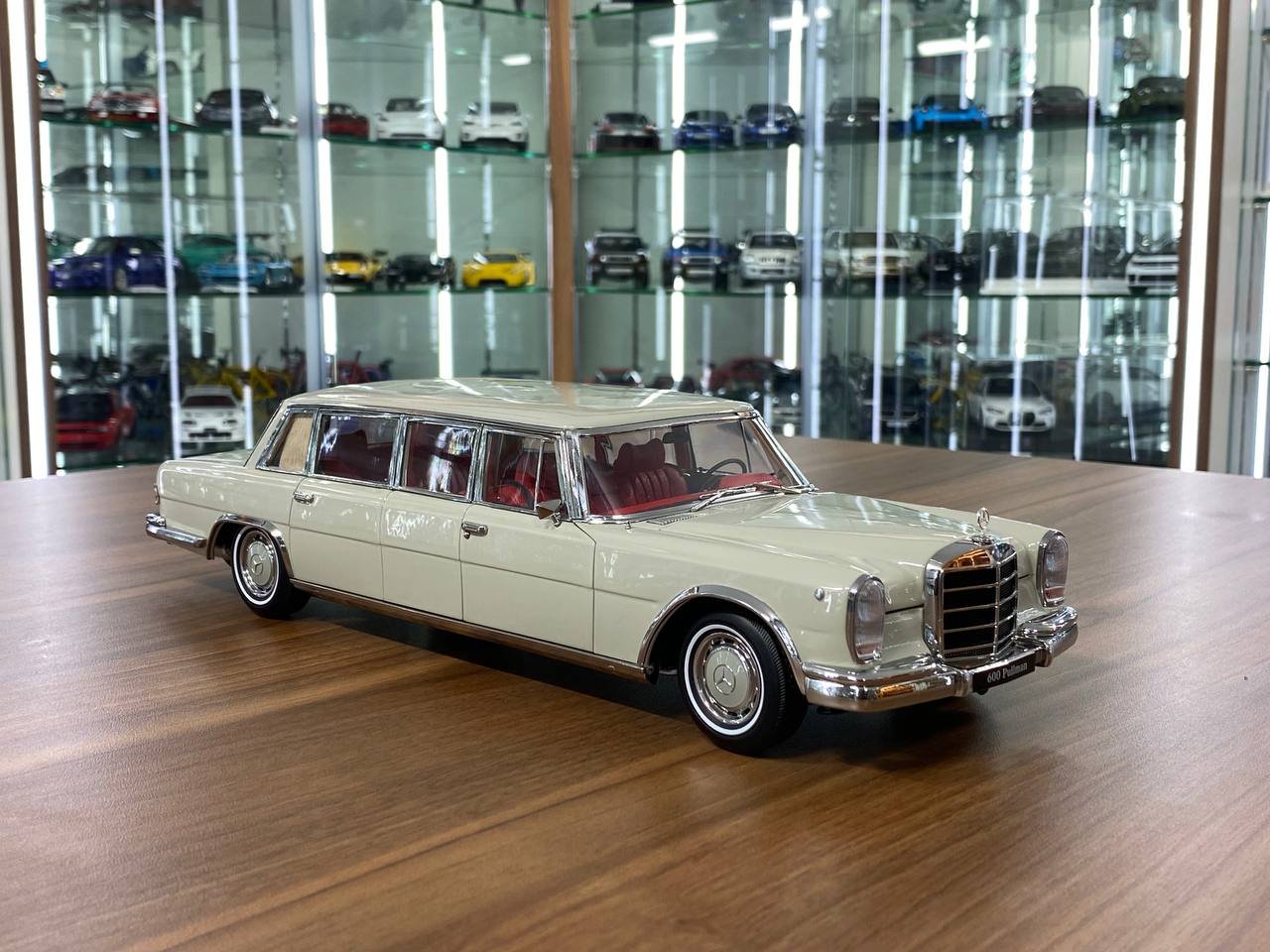 1:18 NZG Modelle GmbH Dealer Edition Mercedes-Benz 600 Pullman