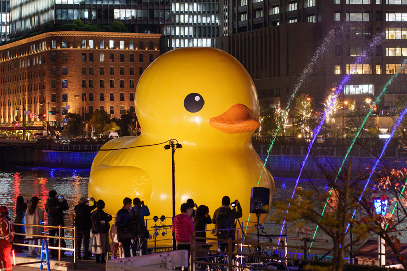 2022年12月、クリスマスシーズンの大阪・福島ほたるまち港にラバー
