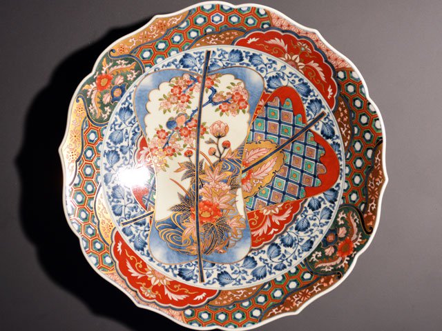 献上手古伊万里焼】飾絵皿（大）染錦本金招福軍配図