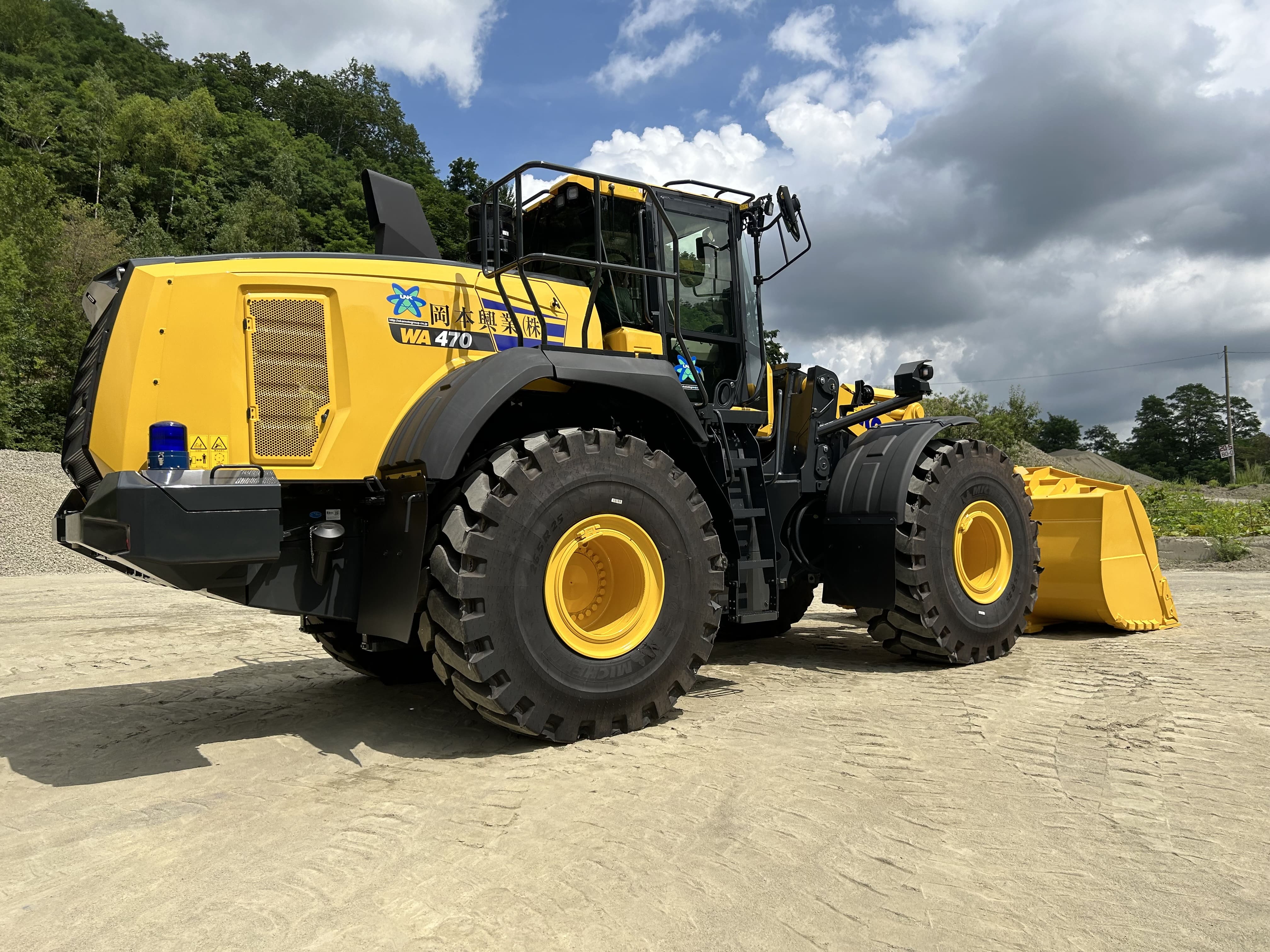 岡本グループ ｜ コマツ製 ホイールローダー WA470-10 導入しました。