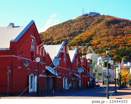 金森赤レンガ倉庫と紅葉に染まる函館山の写真素材 [22444355] - PIXTA