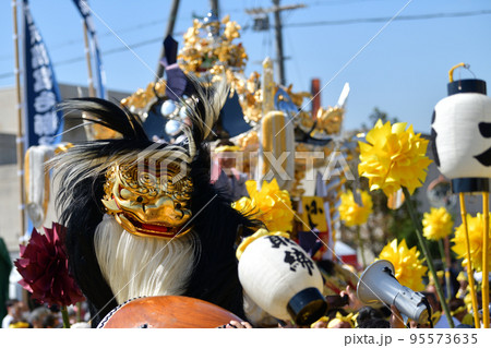 姫路・播州の秋祭り 大塩天満宮の毛獅子と屋台の写真素材 [95573635