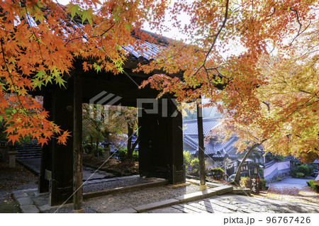 紅葉が美しい秋月城跡（福岡県朝倉市）の写真素材 [96767426] - PIXTA