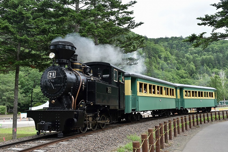 森林鉄道の蒸気機関車「雨宮21号」が大自然を駆け抜ける | 旅と