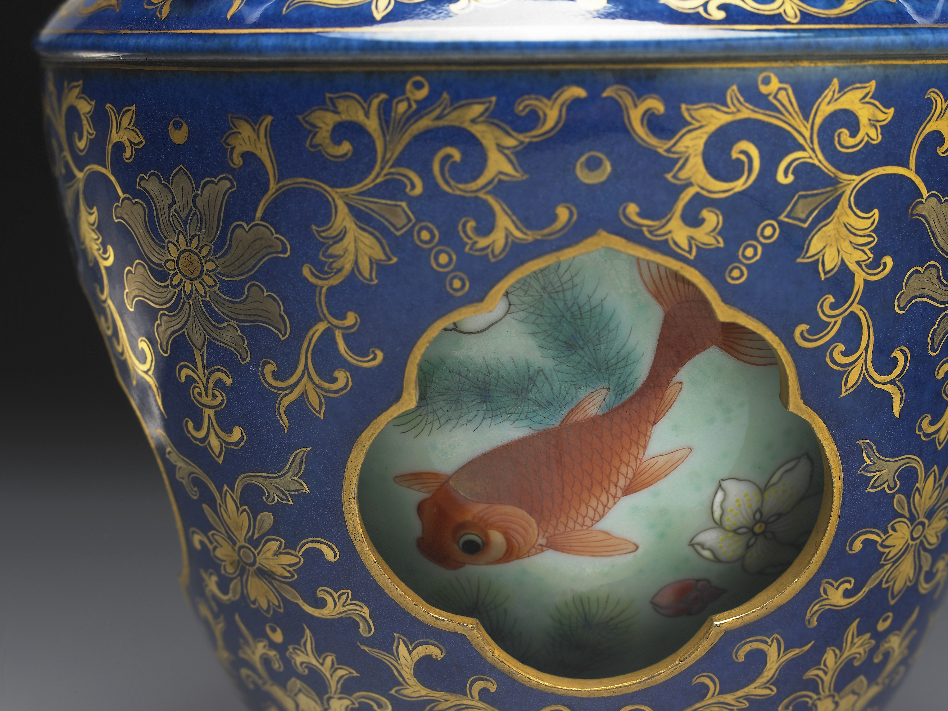 国立故宮博物院 3D文物鑑賞-3D文物-清 乾隆 霽青描金游魚転心瓶