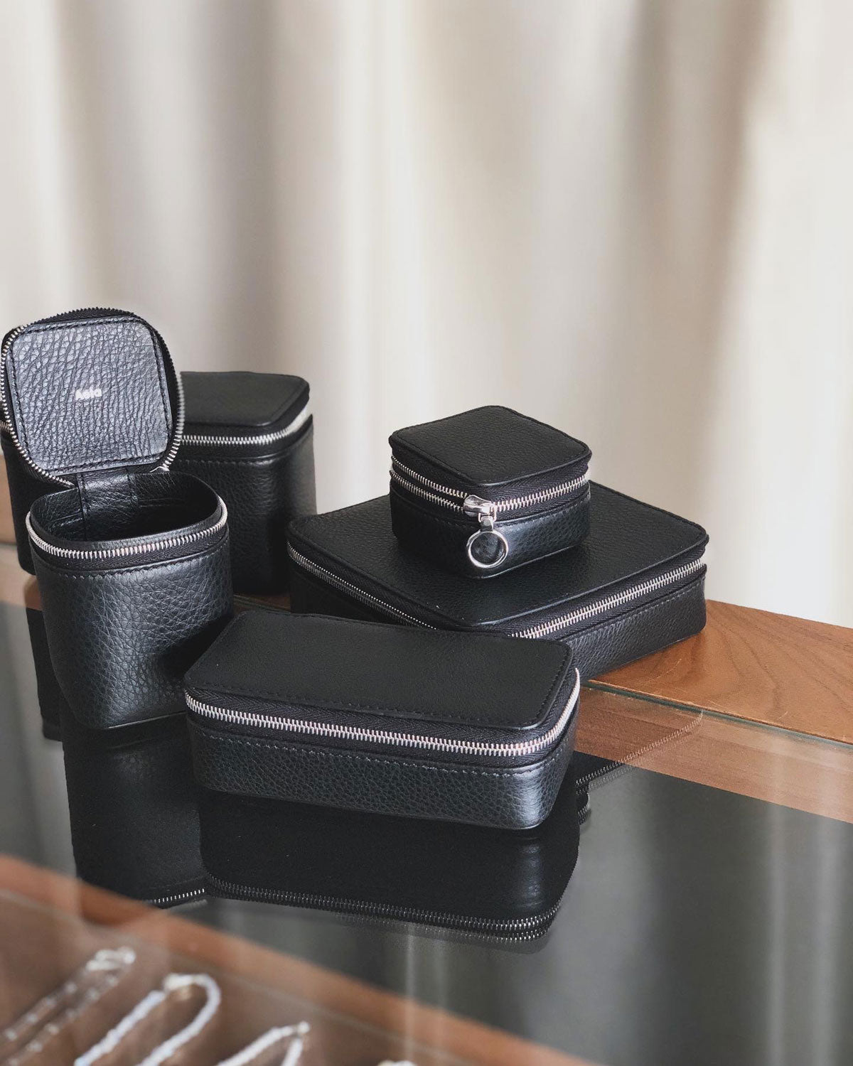 Aeta/PEBBLE GRAIN LEATHER SMALL CONTAINER B(BLACK)