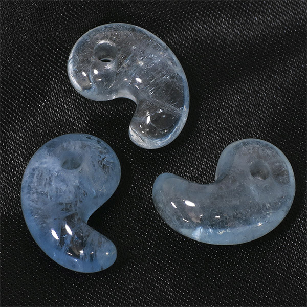 楽天市場】アクアマリン 勾玉 縦約1.6cm 3月 誕生石 天然石