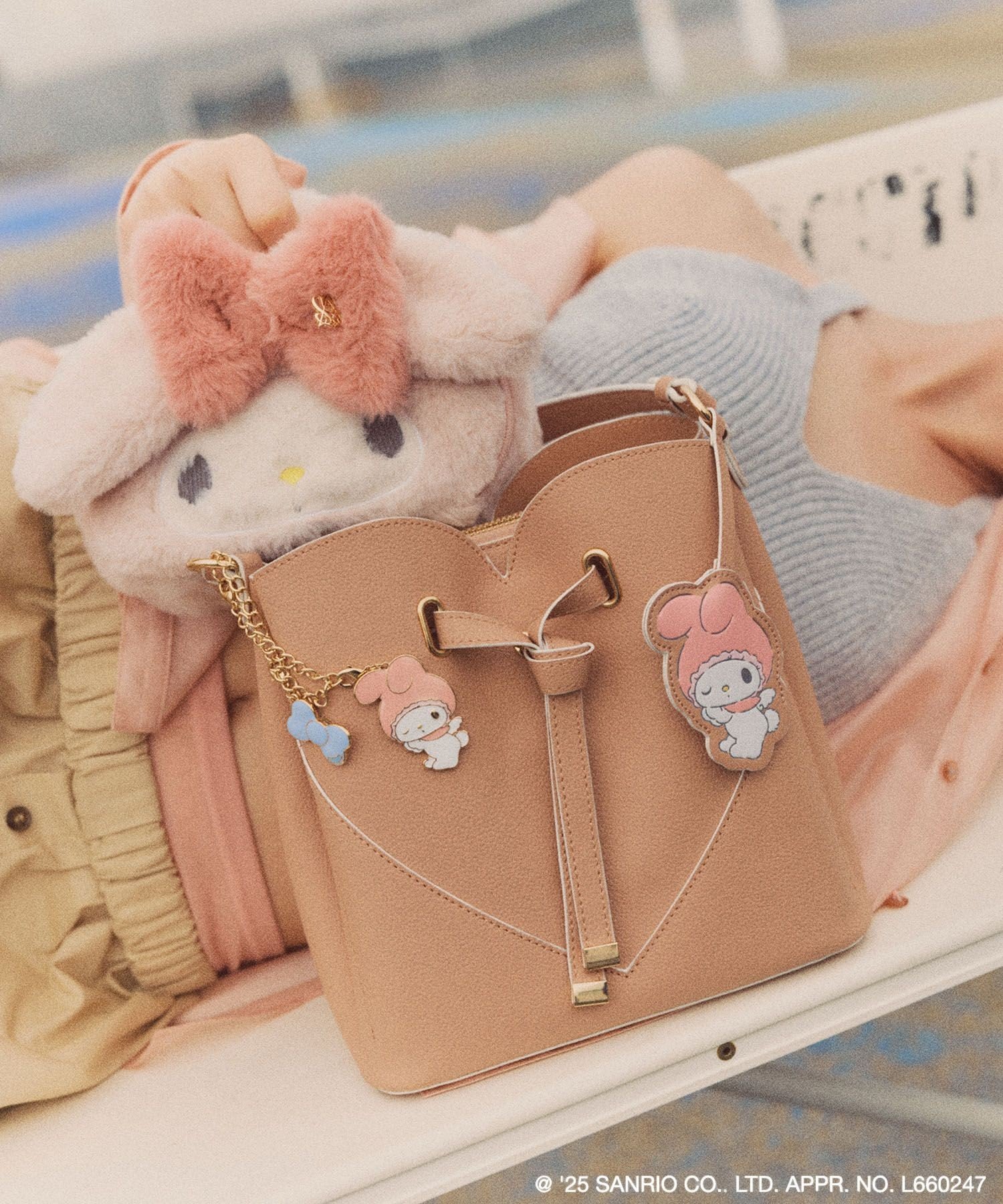 VIS｜【マイメロディ&クロミ】 VIS別注モデルふわふわフェイスポーチ
