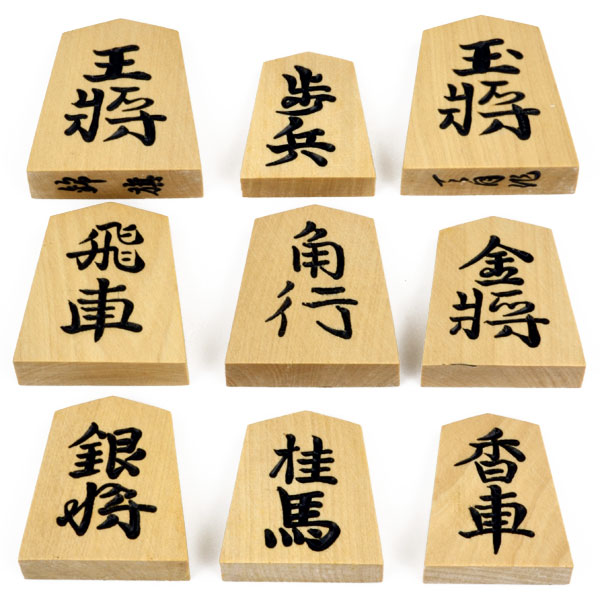 楽天市場】将棋駒 黄楊特上彫駒 錦旗書 駒箱付き ※指し味を楽しめる駒