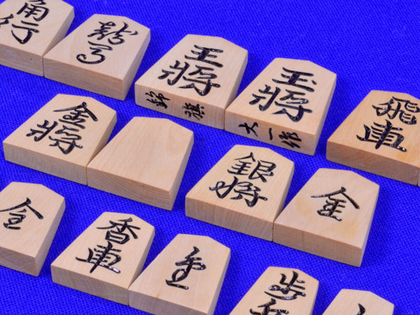 楽天市場】将棋駒 黄楊特上彫駒 錦旗書 駒箱付き ※指し味を楽しめる駒