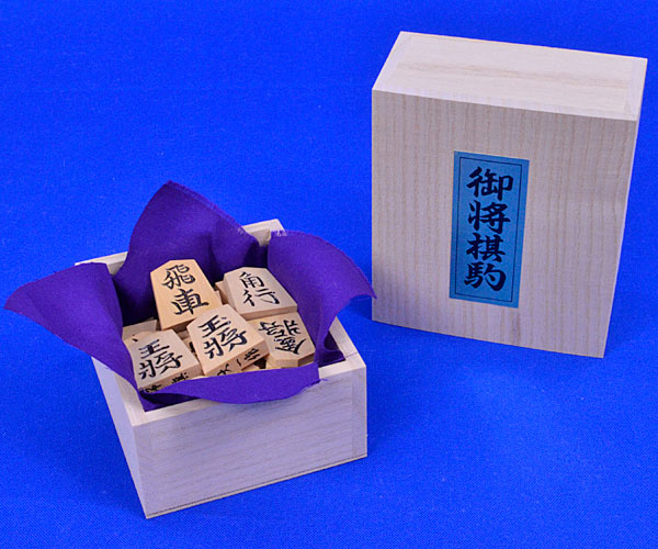 楽天市場】将棋駒 黄楊特上彫駒 錦旗書 駒箱付き ※指し味を楽しめる駒
