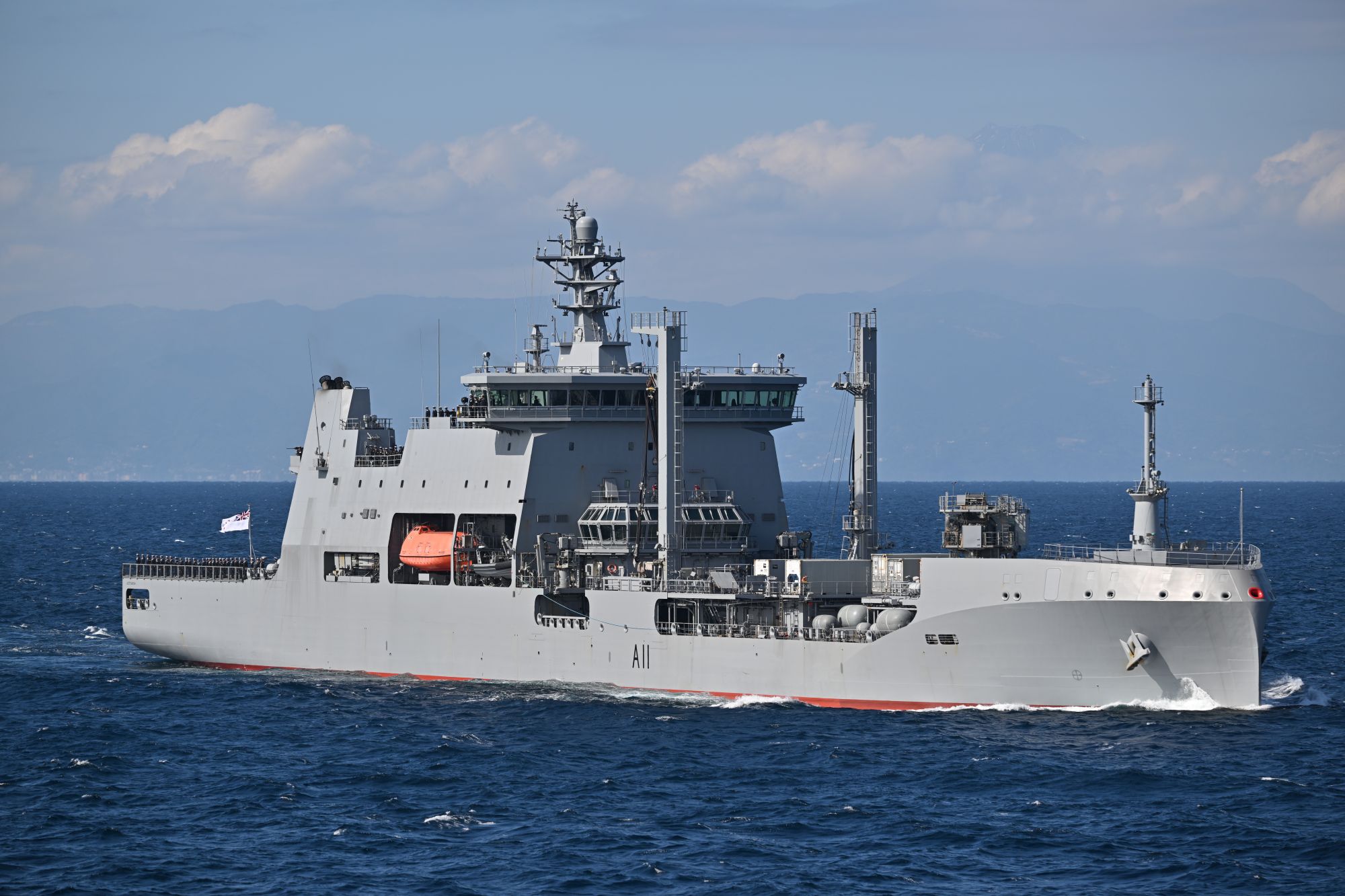ニュージーランド海軍 「最大にして唯一」の”超貴重戦力”を瀬取り監視