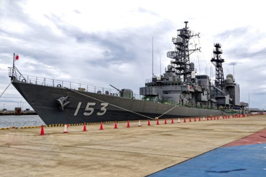 中国海軍「最大のミサイル駆逐艦」が日本に超接近！ 海自の艦艇と