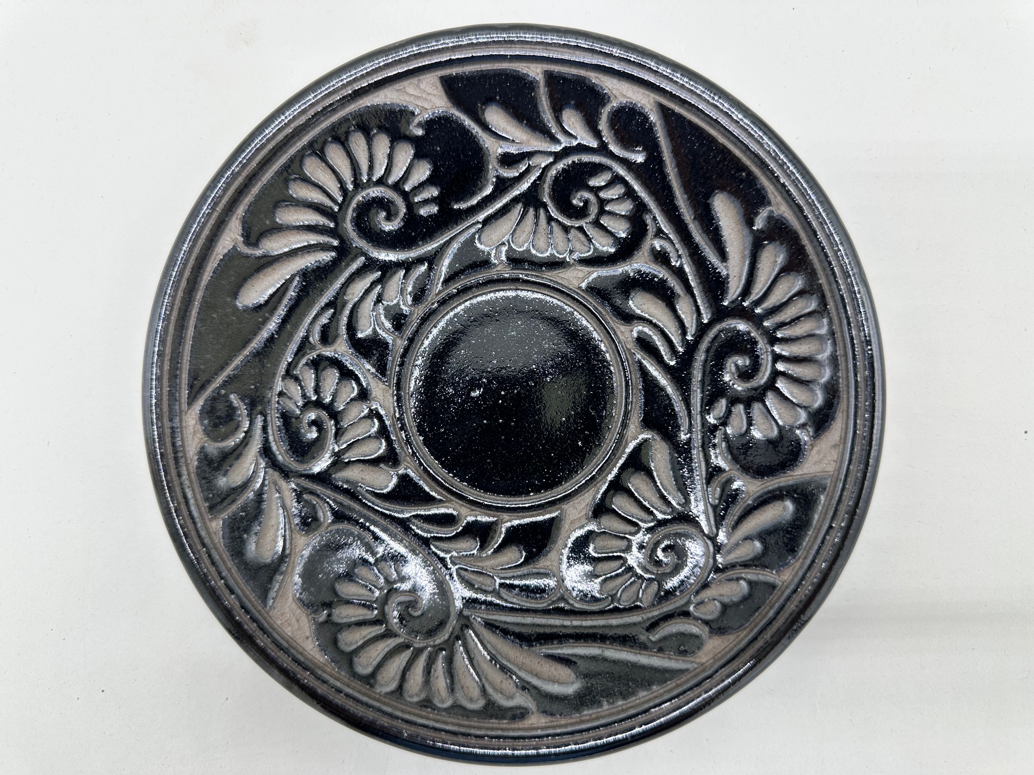 5寸皿/黒釉唐草線彫 | 壺屋陶器事業協同組合オンラインショップ