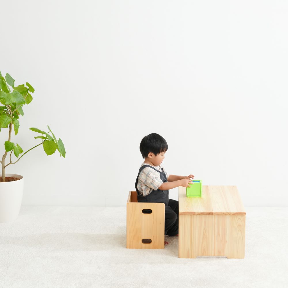 高さ違いの2枚セットのキッズテーブル – なかよしライブラリー