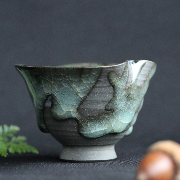 浦口雅行 ハート形青瓷黒晶鉄流ぐい吞み 作家もの酒器 青磁酒呑 酒杯 桐箱
