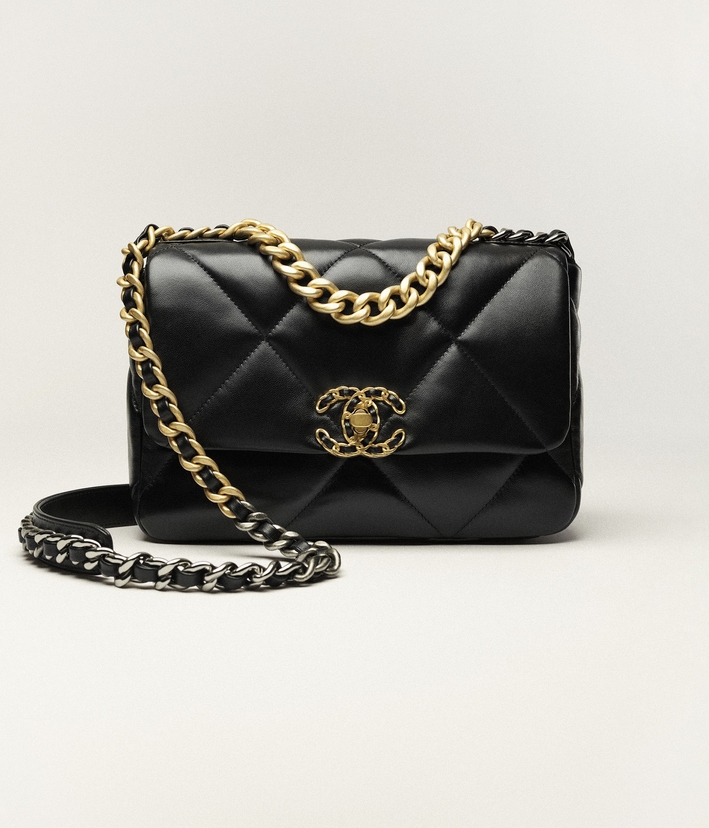 Chanel 19 ハンドバッグ、シャイニー ラムスキン、ブラック