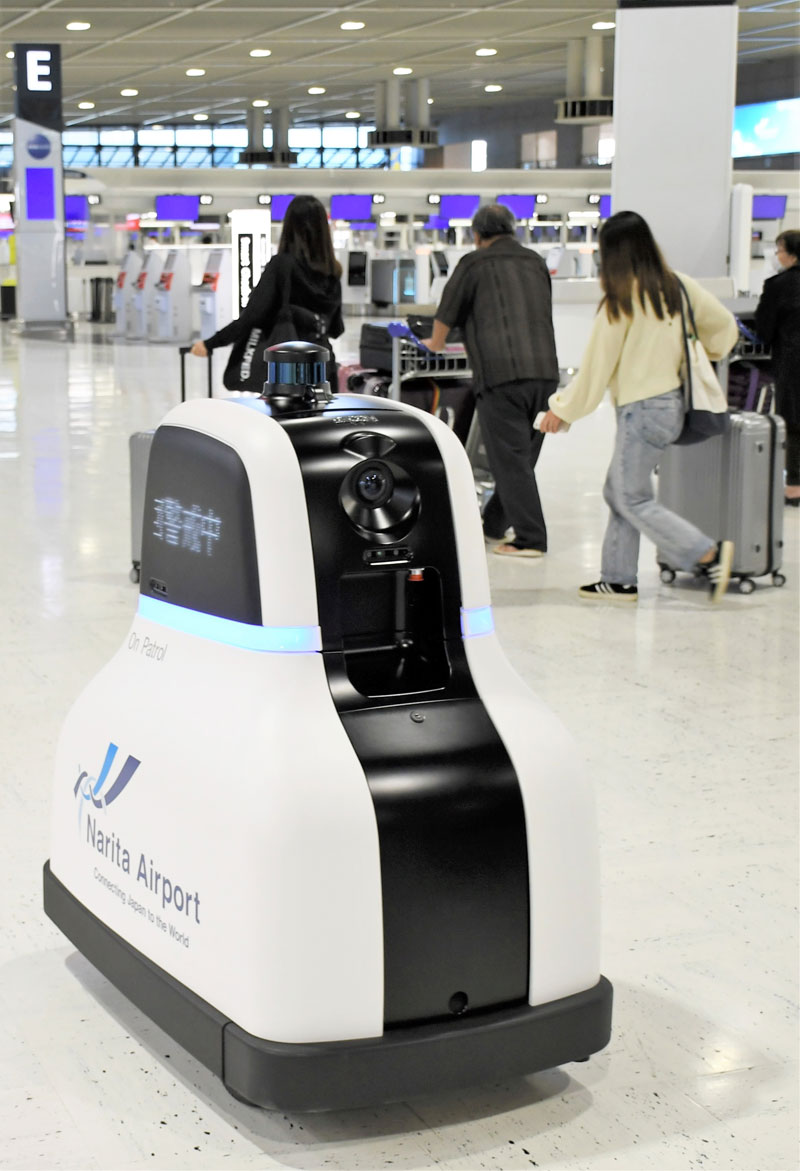 成田空港、厳戒 27日国葬 ロッカーやゴミ箱封鎖、自走式セキュリティ