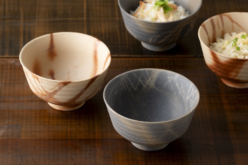廃棄される備前焼をリサイクルして生まれた「再生備前」の飯碗