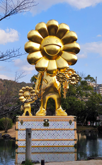 村上隆さんの金の巨大彫刻「お花の親子」 京都東山を背景に設置 [京都