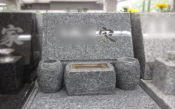 佐賀県産天山石を使用したお墓が完成しました。大庭台墓園立体墓地にて