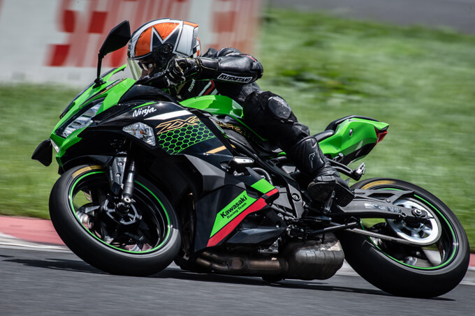 カワサキ ニンジャ ZX-25R 試乗記】まさにリトル10R！ 直4の魅力が