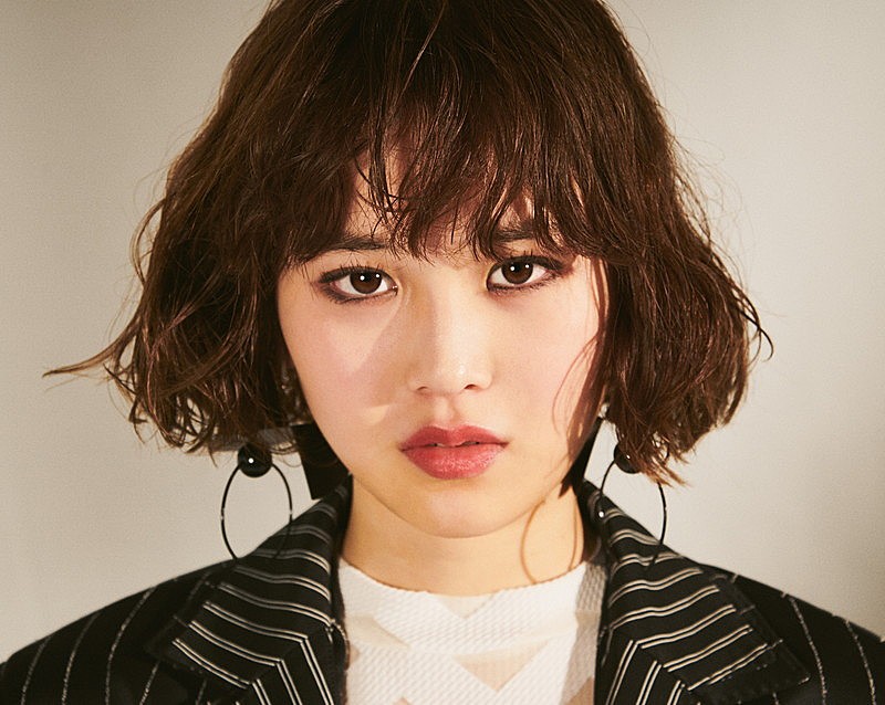 Rei、リスペクトするアーティストの楽曲を弾き語り | Daily News