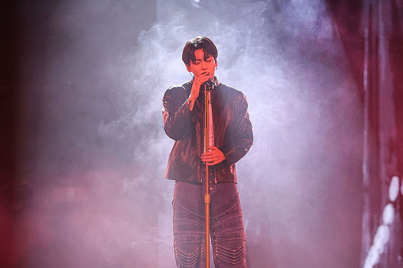 JUNG KOOK、ショーケースで『GOLDEN』収録曲やBTS楽曲を披露「ARMYは私