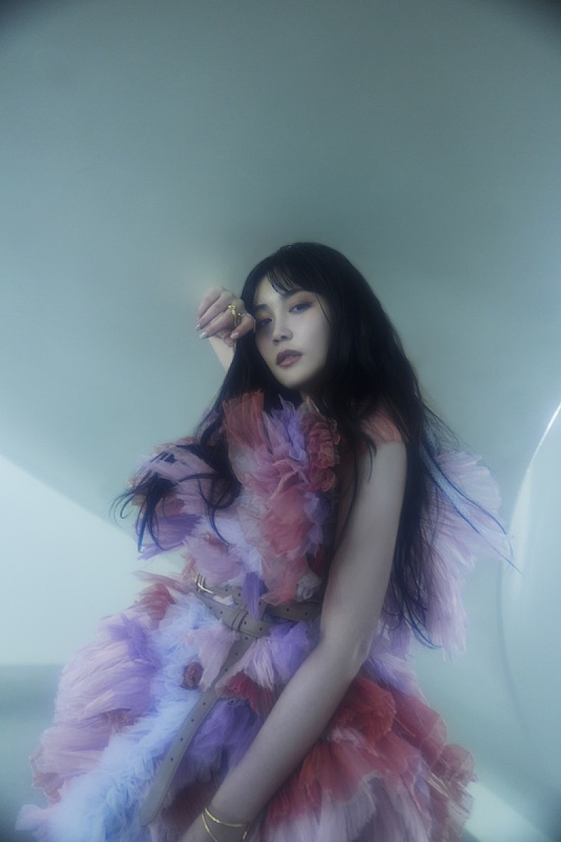 鷲尾伶菜、新曲「DiZZY」7/10配信決定＆アニメ『傷だらけ聖女より報復
