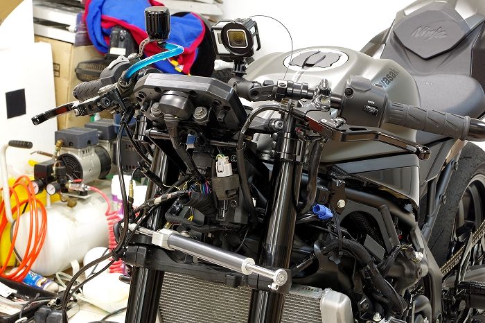 カワサキZX-25R SE（2023） ステアリングダンパー装着＆バグアイ化
