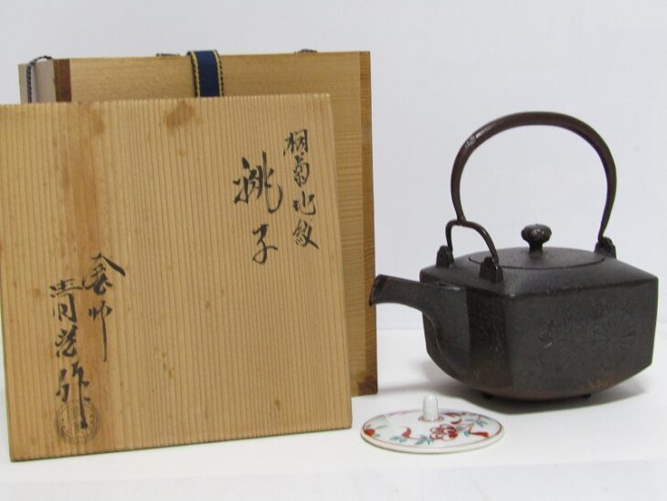 釜師 佐藤清光 作 桐菊地紋 銚子 共箱 鉄地 赤絵花鳥紋替蓋 | 骨董品