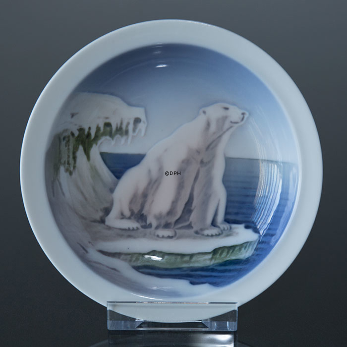Polar Bear Sniffing, Bing & Grondahl figurine no. 1692 or 417 | No