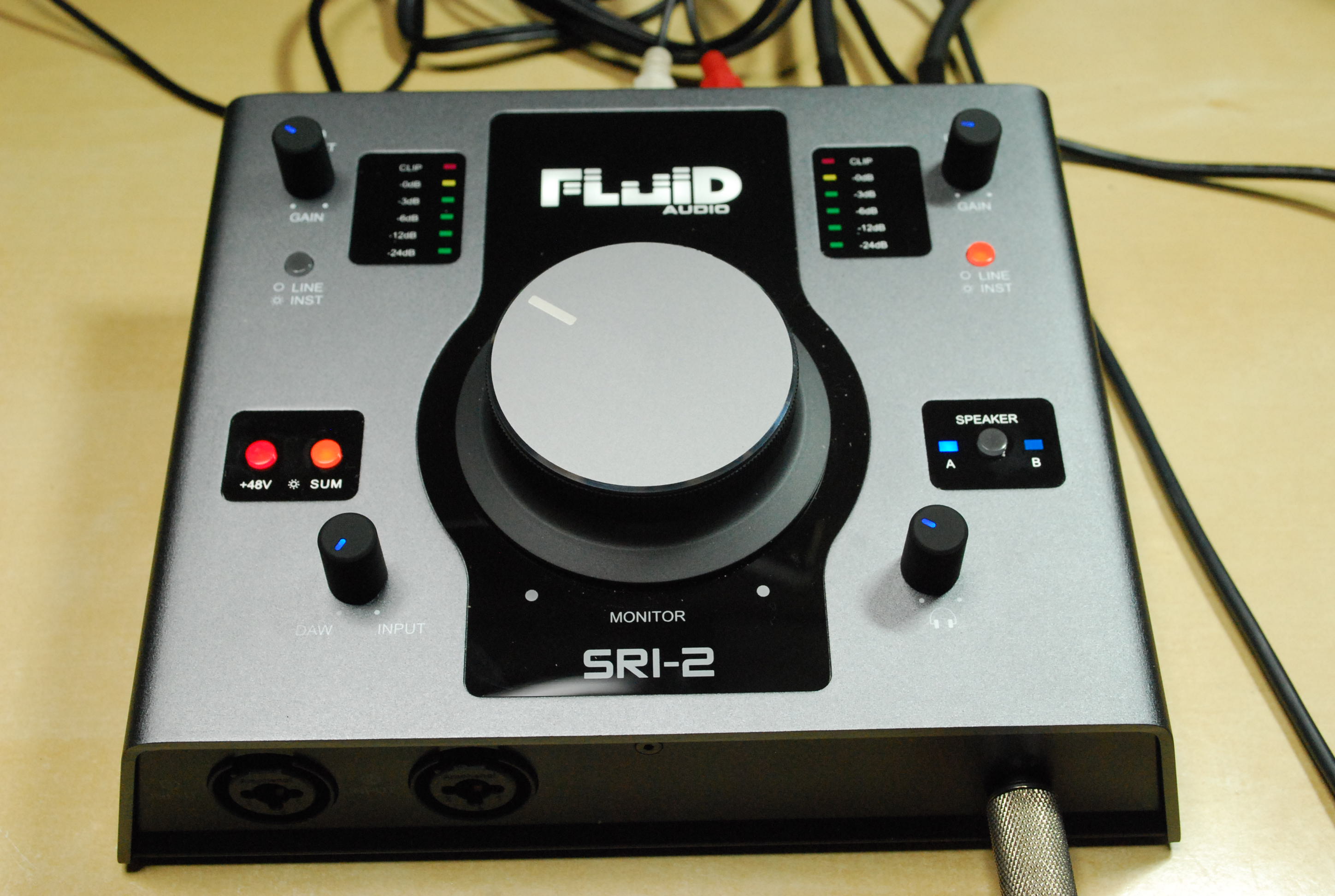 2つのスピーカーを切り替えて聴き比べられるモニタリングに特化した