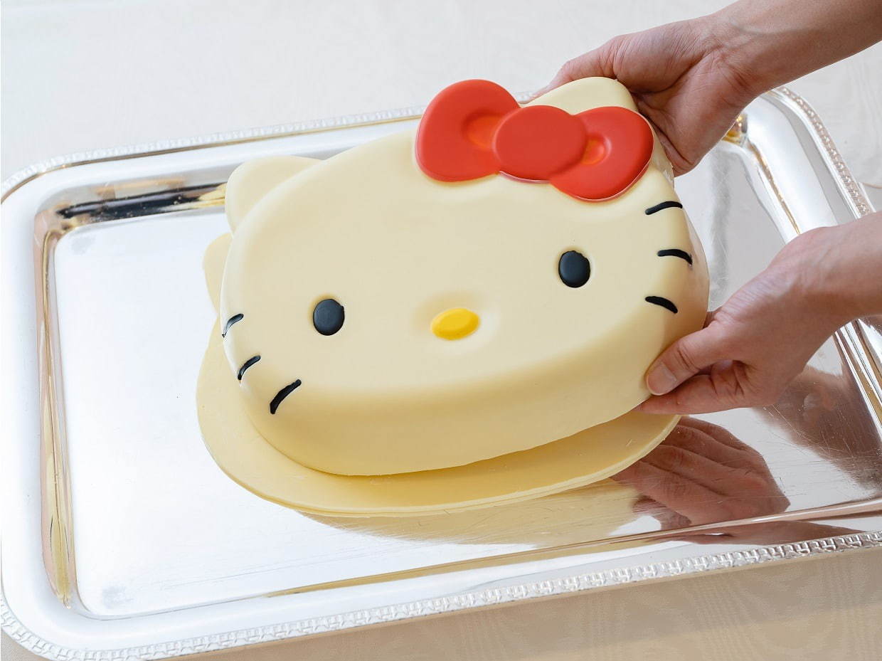 ハローキティ」“隠れスイーツ入り”ビッグサイズフェイスチョコ、ホテル