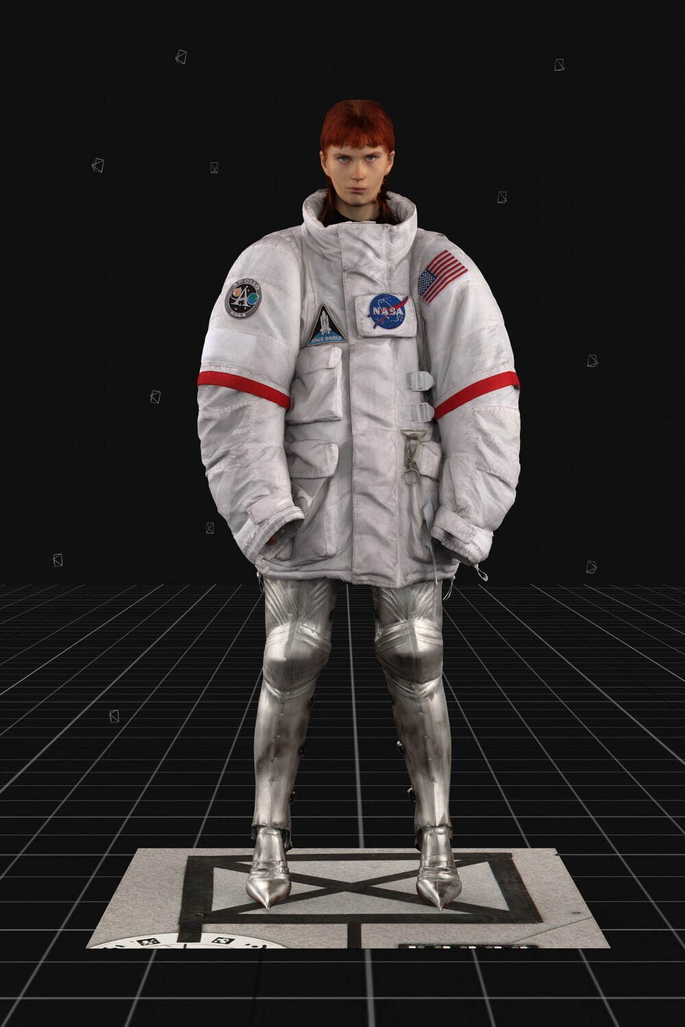 写真1/6｜バレンシアガ×NASA、“宇宙服”風オーバーサイズパーカやロゴ