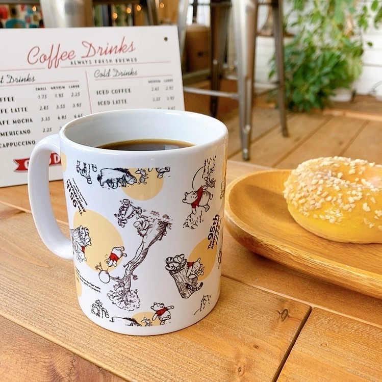 くまのプーさん」95周年記念ストアが銀座三越で、限定マグカップ＆文具