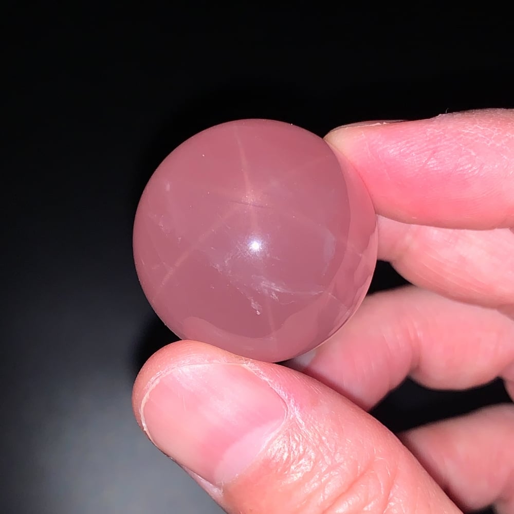 マダガスカル産ディープローズクォーツ丸玉/スフィア（直径29.2mm