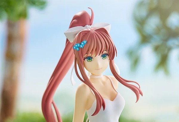 白ドレスとポニーテールがなびく…！『ドキドキ文芸部！』部長「モニカ