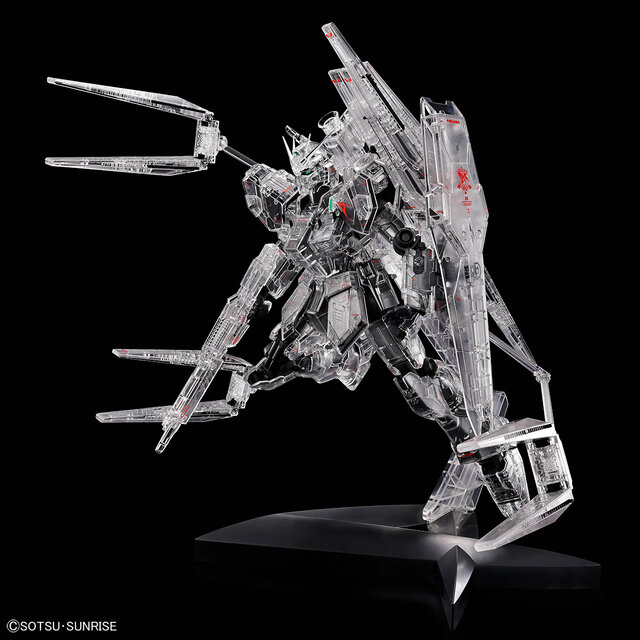 逆襲のシャアより「νガンダム」「サザビー」がメカニカルクリアでMG