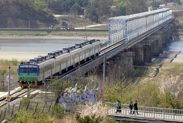 南北朝鮮を分かつ軍事境界線に近い韓国側の川、臨津江…：北朝鮮の鉄道