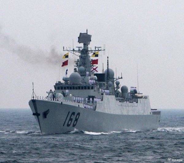 旅洋I型ミサイル駆逐艦「広州」 中国海軍創設60周年の…：中国海軍