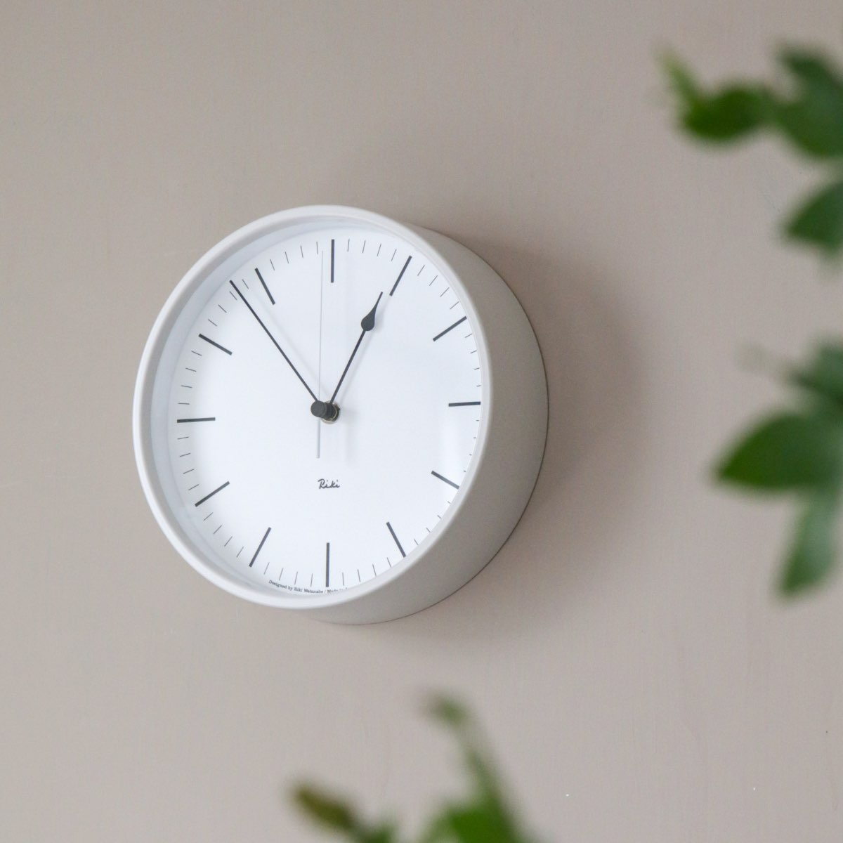 RIKI STEEL CLOCK 電波スイープ式 棒指標／ホワイト｜時計｜オルネ ド