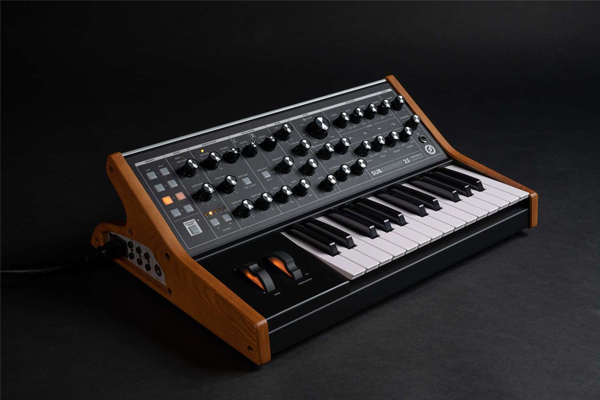 moogの高品質シンセサイザーSubsequent 25をご紹介いたします。