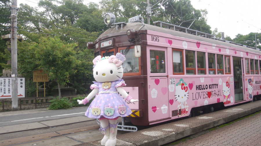 神社や電車もキティちゃんで染まる街 | Lmaga.jp