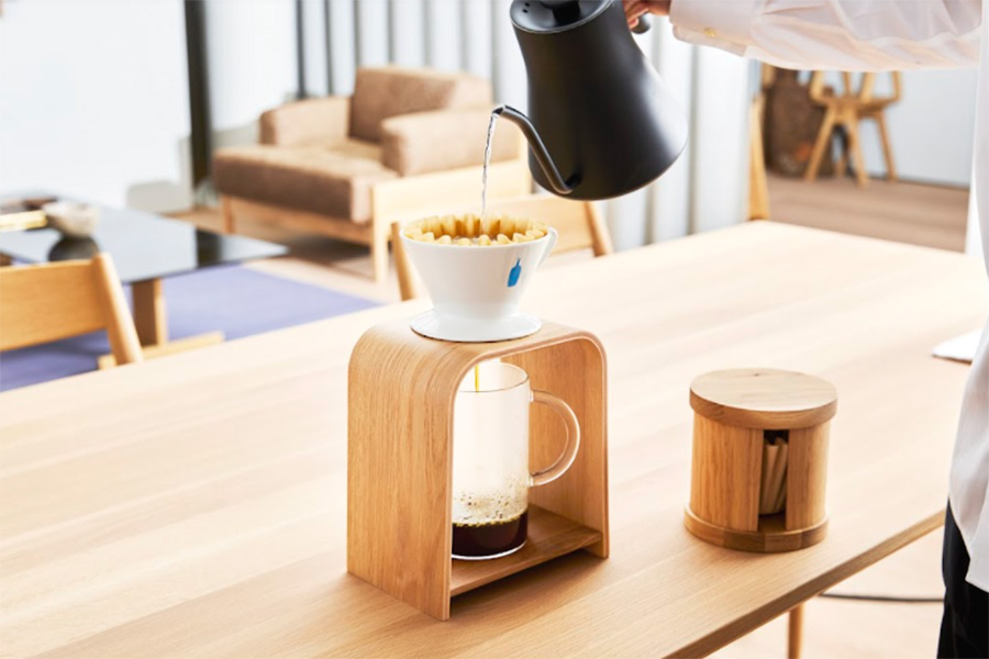 ブルーボトルとカリモク家具がコラボ、木のコーヒーグッズ | Lmaga.jp