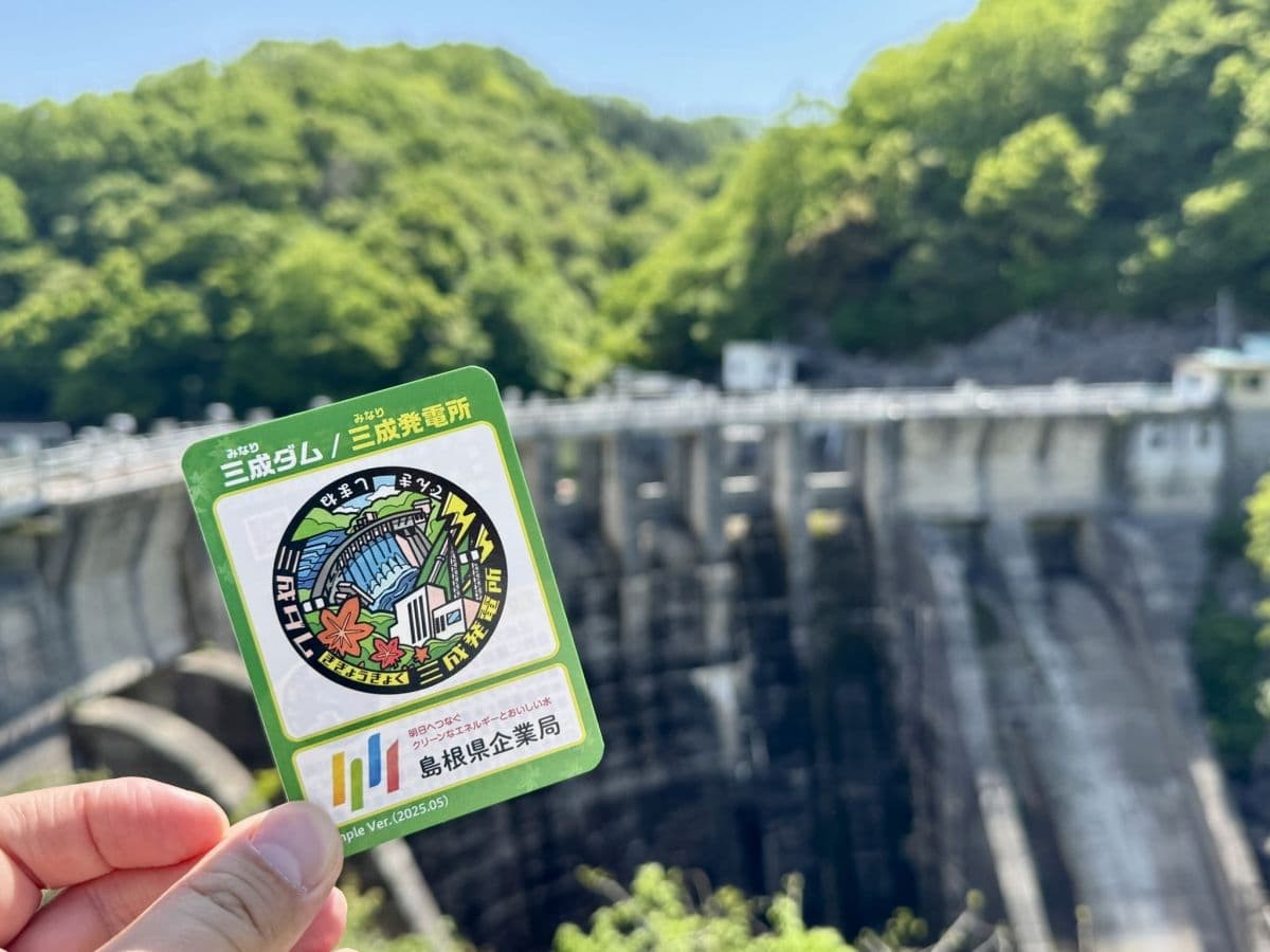 奥出雲町の“日本初”にビリビリきそうなマンホールができてた【山陰