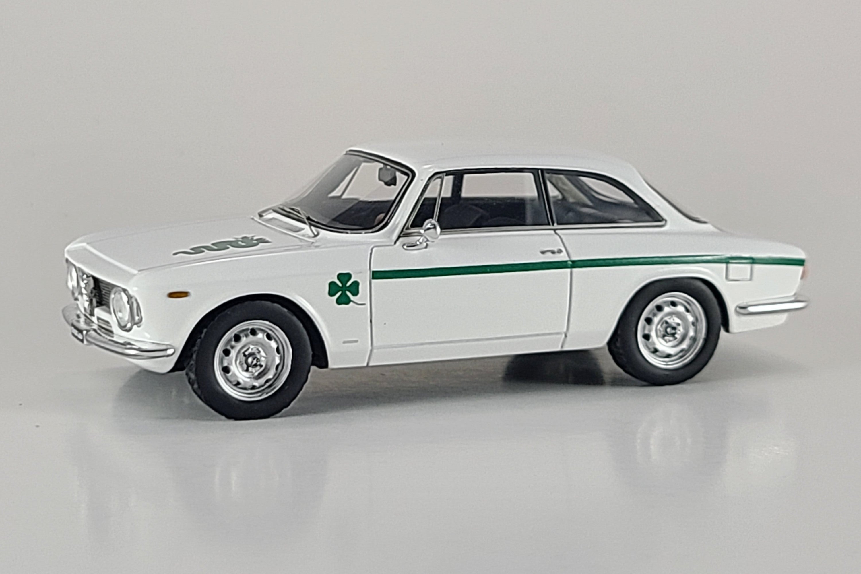 Alfa Romeo GTA 1300 Junior | 1:43 Scale Model Car | Schuco – Model
